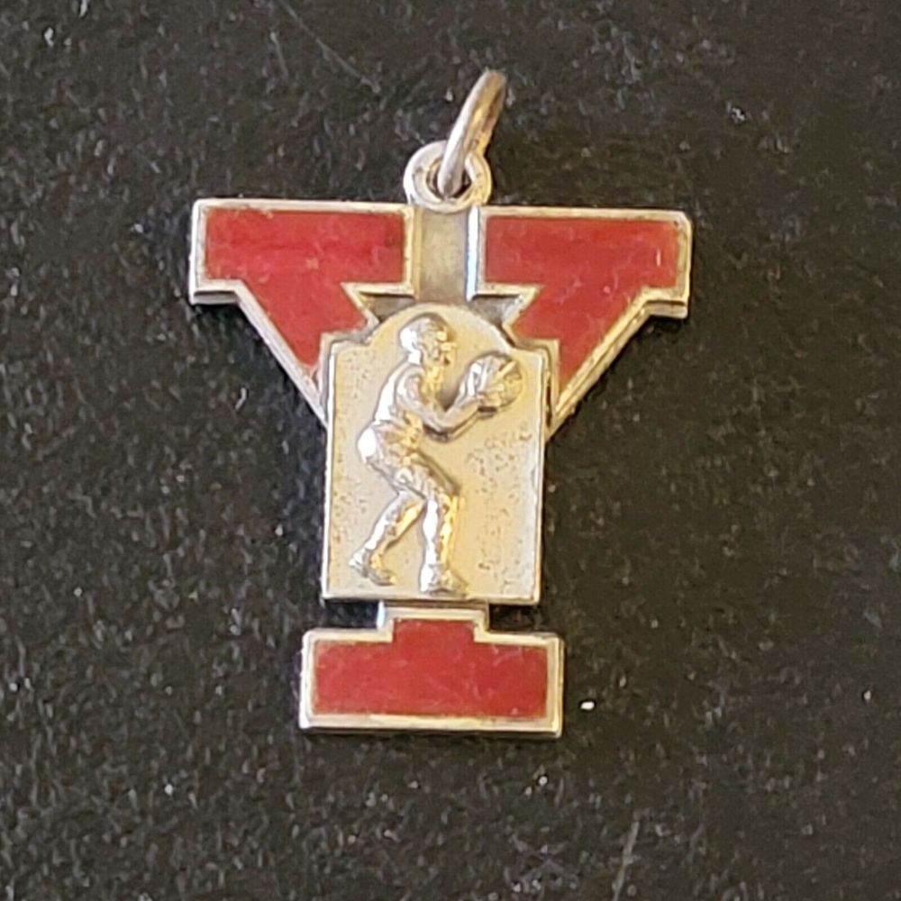 Vintage 1943 College of Idaho Yutes Basketball Badge Keychain‎ Zipper Pull Rare